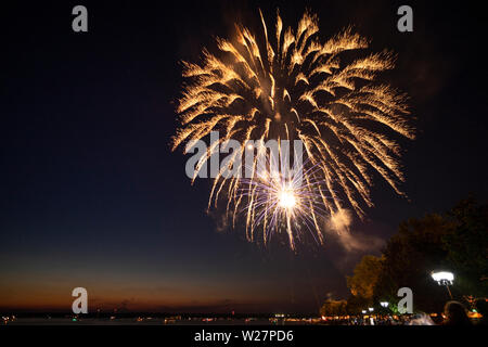 SYLVAN BEACH, NEW YORK - Juli 3, 2019: Feuerwerk und Feier der Unabhängigkeit in Sylvan Beach der Oneida Lake in Upstate New York. Stockfoto