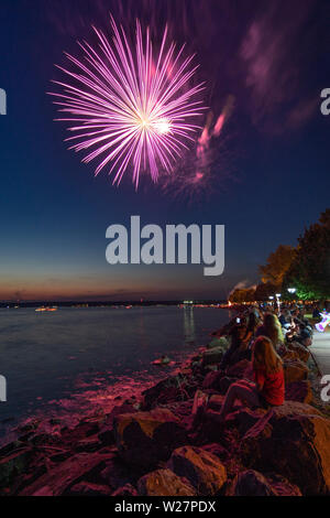 SYLVAN BEACH, NEW YORK - Juli 3, 2019: Feuerwerk und Feier der Unabhängigkeit in Sylvan Beach der Oneida Lake in Upstate New York. Stockfoto