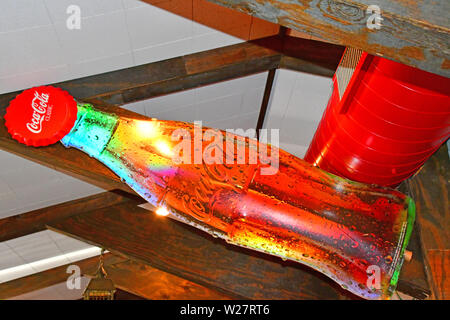 Vintage Coca Cola Flasche Ads in der Anker Bar in Buffalo, New York Stockfoto
