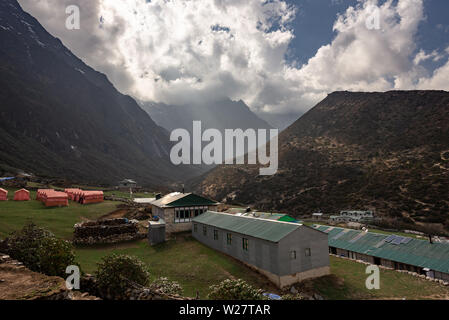 Touristische Hütten Jugendherbergen in Dole vilage mitten im Himalaya in Nepal Stockfoto