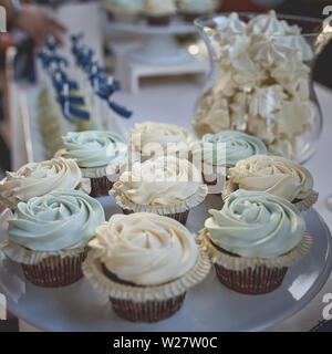 Eine Auswahl von Muffins und andere Kuchen für eine Babydusche oder Taufe. Konzept essen. Quadratisches Format. Stockfoto