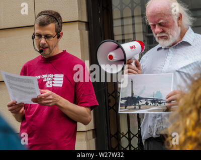 London, Großbritannien. 6. Juli, 2019. Die Londoner Kampagne gegen Waffenhandel außerhalb des Büros von BAE Systems. Die Tour enthalten Boeing, G4S, Rolls Royce, BAE, Lockheed Martin und Northop Grumman, stoppen außerhalb jeder für eine kurze Zusammenfassung ihrer Waffen produktion und vertrieb, insbesondere ihren Beitrag zur großen Kriege wie z.b., dass der Palast in Jemen. London ist eine globale Drehscheibe des internationalen Waffenhandel. Einen längeren Stopp vor dem Buckingham Palace sah die Rolle der königlichen Familie, insbesondere Prinz Andrew, in Waffenlieferungen an korrupte Regime. Credit: Peter Marschall/Alamy leben Nachrichten Stockfoto