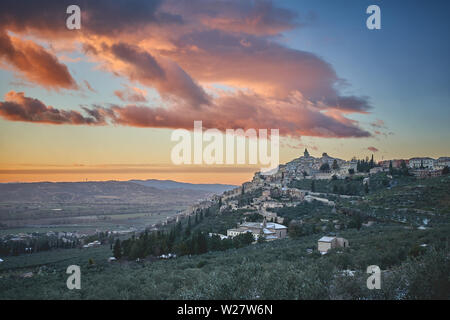 Luftaufnahme der Stadt Trevi in der Region Umbrien (Italien) mit Schnee bei Sonnenuntergang. Reisen und saisonale Konzept. Querformat. Stockfoto