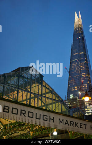 London, UK - Februar, 2019. Blick auf den Eingang der Borough Market, einem der größten Food Market in London, mit dem Shard auf dem Hintergrund. Stockfoto