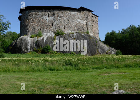 Mittelalterliche Raseborg Burg auf einem Felsen in Finnland im Sommer Stockfoto