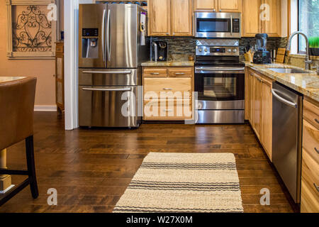 Issaquah, Washington, USA. Moderne Küche mit Arbeitsplatten aus Granit und Edelstahl Geräte. (PR) Stockfoto