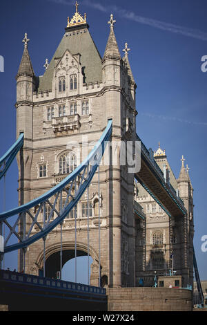 Blick auf die berühmte Tower Bridge. Zwischen 1886 und 1894 erbaut und hat eine ikonische Zeichen werden von London (UK). Hochformat. Stockfoto