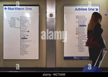 London, UK - Februar, 2019. Informationstafeln im Inneren eine U-Bahn-Station (U-Bahnhof) im Zentrum von London. Stockfoto