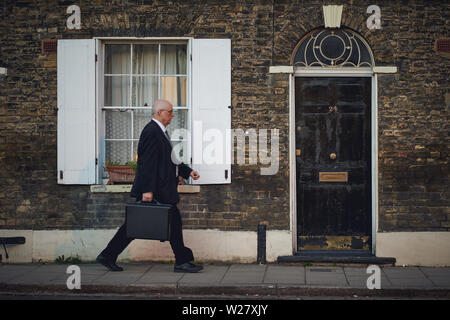 London, UK - Februar, 2019. Ein Mann auf einem Gehsteig in der Stadt, der berühmten finanzviertel von London. Stockfoto