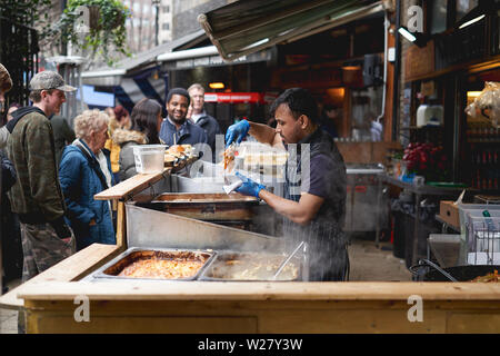 London, UK - April, 2019. Burgers in der Nähe Borough Markt, eine der ältesten und größten Food Market in London stand vorbereitet. Stockfoto