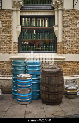 London, UK - April, 2019. Metall und Holz Fässer Bier außerhalb der Welt Taverne, eine alte Public House in Borough Market. Stockfoto