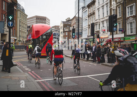 London, UK - April, 2019. Radfahrer pendeln in London während der Rush Hour. Stockfoto