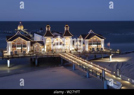 Beleuchtete Pier an der Ostsee in Abendstimmung, Sellin, Rügen, Mecklenburg-Vorpommern, Deutschland Stockfoto