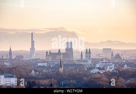 Blick über München mit Frauenkirche, Theatinerkirche, Ludwigskirche, an der Rückseite der Zugspitze, München, Oberbayern, Bayern, Deutschland Stockfoto