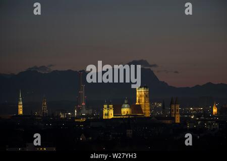 Blick über München mit Frauenkirche, Theatinerkirche, Ludwigskirche, an der Rückseite der Zugspitze am Abend Stimmung, München, Oberbayern, Bayern Stockfoto