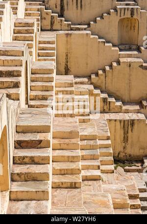 Treppen aus Panna Meena ka Kund stepwell, Bernstein in der Nähe von Jaipur, Rajasthan, Indien Stockfoto