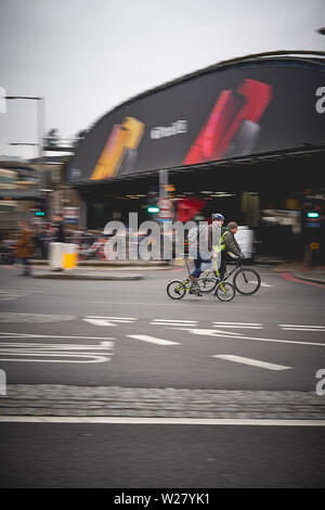 London, UK - April, 2019. Radfahrer pendeln in London während der Rush Hour. Stockfoto