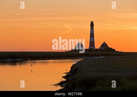 Silhouette Sonnenuntergang hinter dem Leuchtturm Westerhever, Leuchtturm Westerhever, Schleswig-Holstein, Deutschland Stockfoto