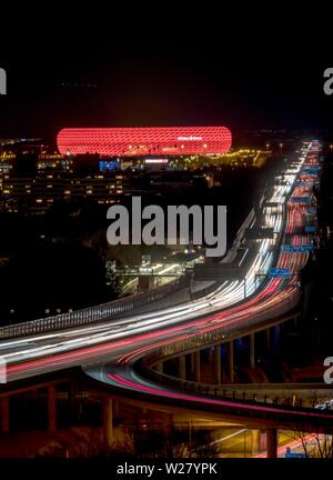 Rot leuchtet Allianz Arena an der Autobahn A9, Nachtaufnahme, München, Oberbayern, Bayern, Deutschland Stockfoto