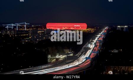 Rot leuchtet Allianz Arena an der Autobahn A9, Nachtaufnahme, München, Oberbayern, Bayern, Deutschland Stockfoto