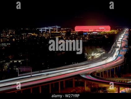 Rot leuchtet Allianz Arena an der Autobahn A9, Nachtaufnahme, München, Oberbayern, Bayern, Deutschland Stockfoto