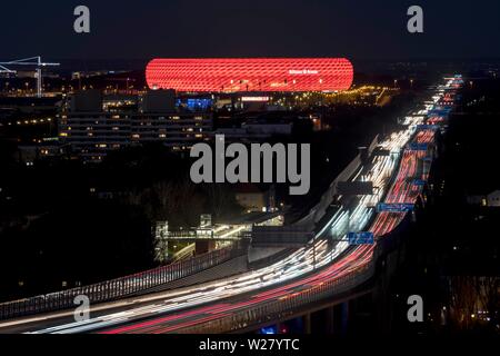 Rot leuchtet Allianz Arena an der Autobahn A9, Nachtaufnahme, München, Oberbayern, Bayern, Deutschland Stockfoto