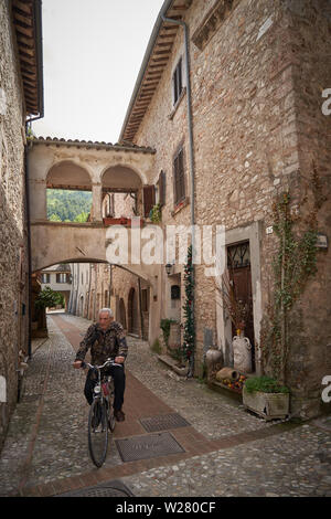 Scheggino (Umbrien), Italien - Mai, 2019. Blick auf die engen Gassen der mittelalterlichen Altstadt von Scheggino in Umbrien. Stockfoto
