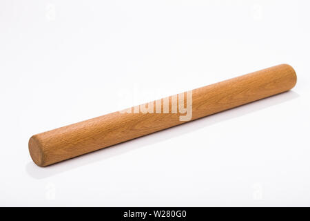 Eine Stange (Auch als Französische Rolling Pin bekannt) ist ein Stück Holz, das entweder eine gerade Dübel, konisch aus der Mitte oder an den Enden spitz zulaufend. Stockfoto