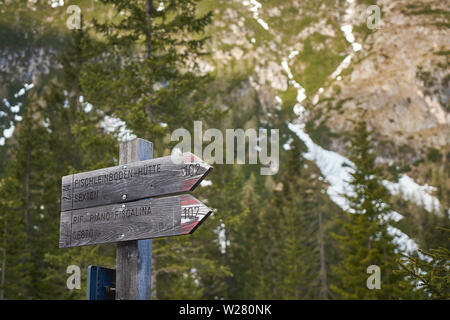 Holz- Wanderweg Zeichen auf einer Stange entlang einer Spur in den Dolomiten Alpen in der Region Trentino-Südtirol (Italien). Querformat. Stockfoto