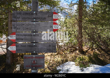 Holz- Wanderweg Zeichen auf einer Stange entlang einer Spur in den Dolomiten Alpen in der Region Trentino-Südtirol (Italien). Querformat. Stockfoto