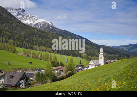 Blick auf die stadt Sexten Sesto (in deutscher Sprache) und die umliegenden Dolomiten Alpen in der Region Trentino-Südtirol in Italien. Querformat. Stockfoto