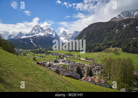 Blick auf die stadt Sexten Sesto (in deutscher Sprache) und die umliegenden Dolomiten Alpen in der Region Trentino-Südtirol in Italien. Querformat. Stockfoto