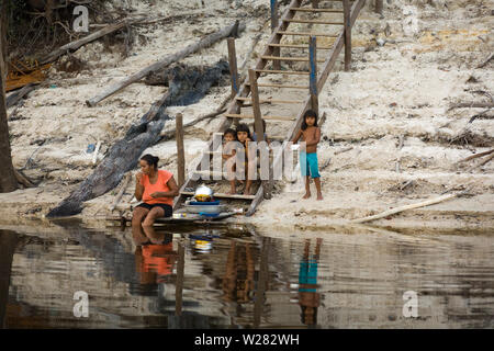 Mutter mit ihren Töchtern, Boa Esperança Gemeinschaft, Cuieiras Fluss, Amazônia, Manaus, Amazonas, Brasilien Stockfoto