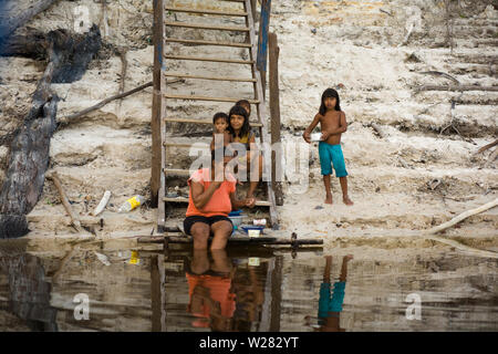 Mutter mit ihren Töchtern, Boa Esperança Gemeinschaft, Cuieiras Fluss, Amazônia, Manaus, Amazonas, Brasilien Stockfoto