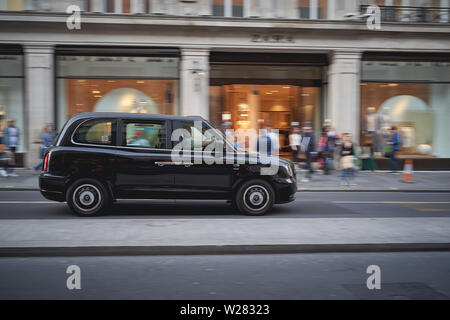 London, UK - Juni, 2019. Ein neues Modell Taxi in der Regent Street. Die schwarzen Taxis sind die meisten iconic Symbol von London sowie die roten Doppeldeckerbusse. Stockfoto