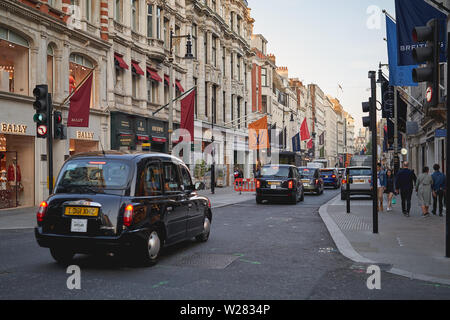 London, UK - Juni, 2019. Taxis in der Bond Street, Einzelhandel Luxus Bereich im Zentrum von London. Die schwarzen Taxis sind die meisten iconic Symbol von London. Stockfoto