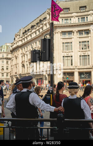 London, UK - Juni, 2019. Polizisten patrouillieren Oxford Circus in London. Stockfoto