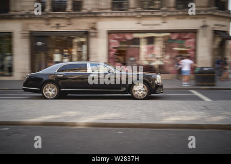 London, UK - Juni, 2019. Ein luxuriöses Bentley Mulsanne entlang der Regent Street im Zentrum Londons. Stockfoto