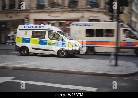 London, UK - Juni, 2019. Polizei Transporter durch die Regent Street in Central London hetzen, die Reaktion auf einen Notruf. Stockfoto