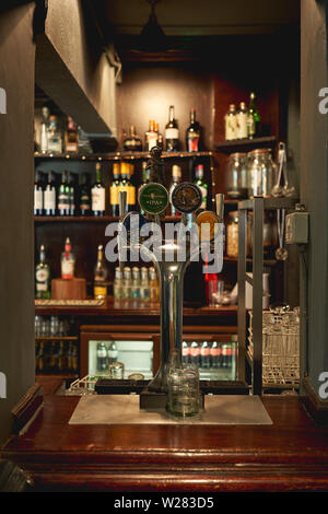 London, UK, 2019. Bier Taps in einem traditionellen Pub im Zentrum von London. Stockfoto