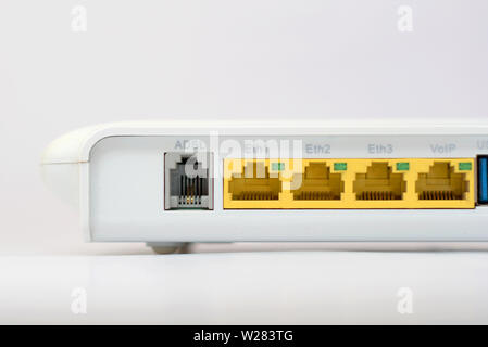Rückseite eines ADSL-Router, Modem, prominent mit dem abzuziehenden Stecker-Buchsen. Stockfoto