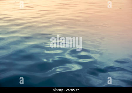 Sonnenlicht auf blaues Meer Wasser Oberfläche in enger, Soft Focus Stockfoto