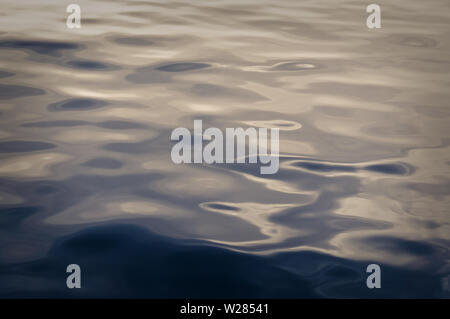 Grauwert Meer Wasser Oberfläche in enger, Soft Focus Stockfoto