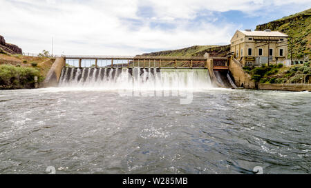 Einzigartige Perspektive auf eine Bewässerung Ablenkungverdammung auf einen Idaho Fluß Stockfoto