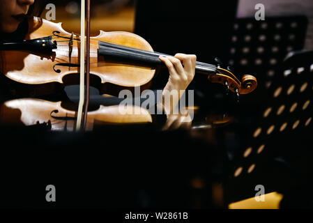 Frau Fiedler während eines Konzertes, Hintergrund in Schwarz. Stockfoto