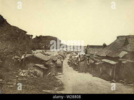 [1870s Japan, Kanagawa der Tokaido] - Kanagawa der Tokaido, ca 1871 (Meiji 4). Das Schild auf der rechten Seite sagt Shimodaya. 19 Vintage albumen Foto. Stockfoto