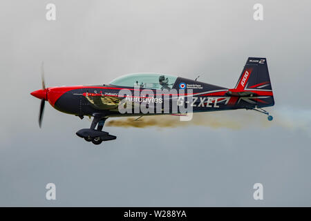 Die Blades Aerobatic Display Team durchführen an den letzten Wings & Wheels Airshow in Dunsfold Flugplatz, Großbritannien am 16. Juni 2019 abgehalten werden. Stockfoto