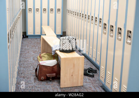 Seattle WA, 3. März 2019. Ein Krankenhaus Umkleideraum mit Messenger Bag eines Mitarbeiters, ein Lunchpaket, und Kleidung. Ein Konzept der beginnen oder beenden eine lange Stockfoto