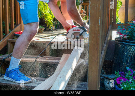 Kirkland WA, USA - 11. Mai 2019. Ein Mann Schneiden von Holz mit der Kreissäge. Stockfoto