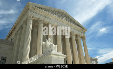 WASHINGTON, DC, USA - April 2, 2017: US Supreme Court und Statue Betrachtung des Gerichtshofs in washington dc Stockfoto